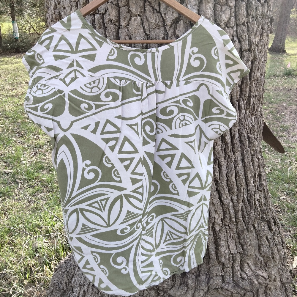 ⬇️ Price Drop!⬇️ Kiyo Petites Hawaii Blouse in size M - Picture 2 of 3